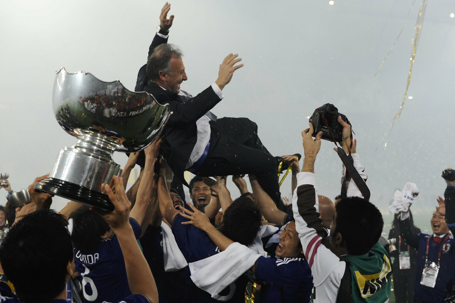 2011年のアジアカップで優勝し、胴上げされるアルベルト・ザッケローニ監督　©Takuya Sugiyama