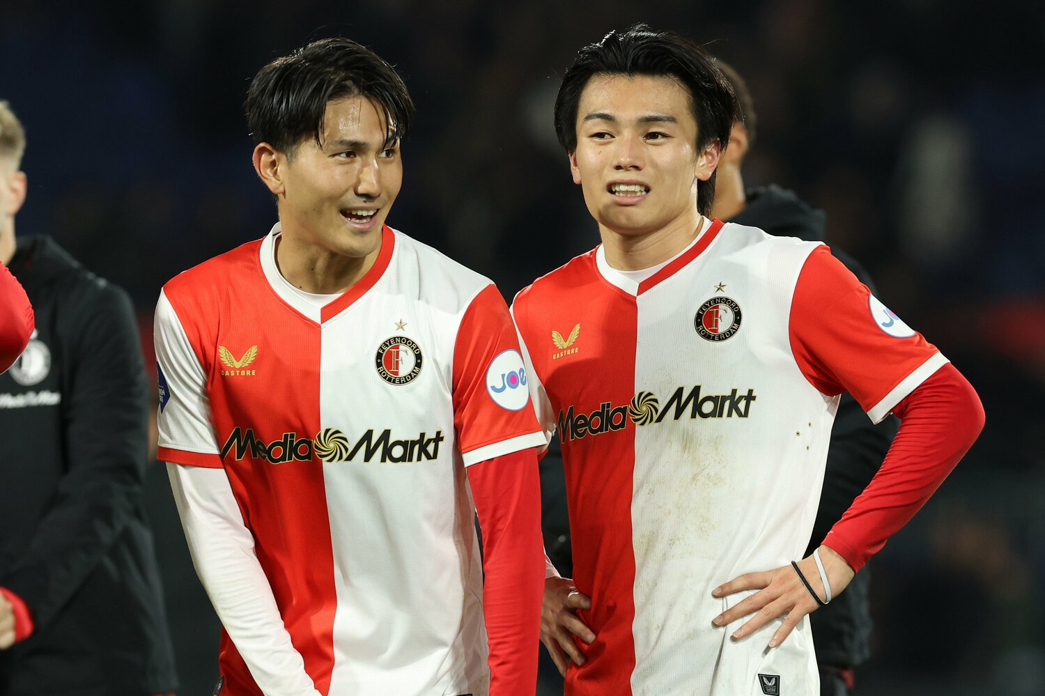 現在、フェイエノールトで上田綺世（右）とともにプレーする渡辺　©Getty Images