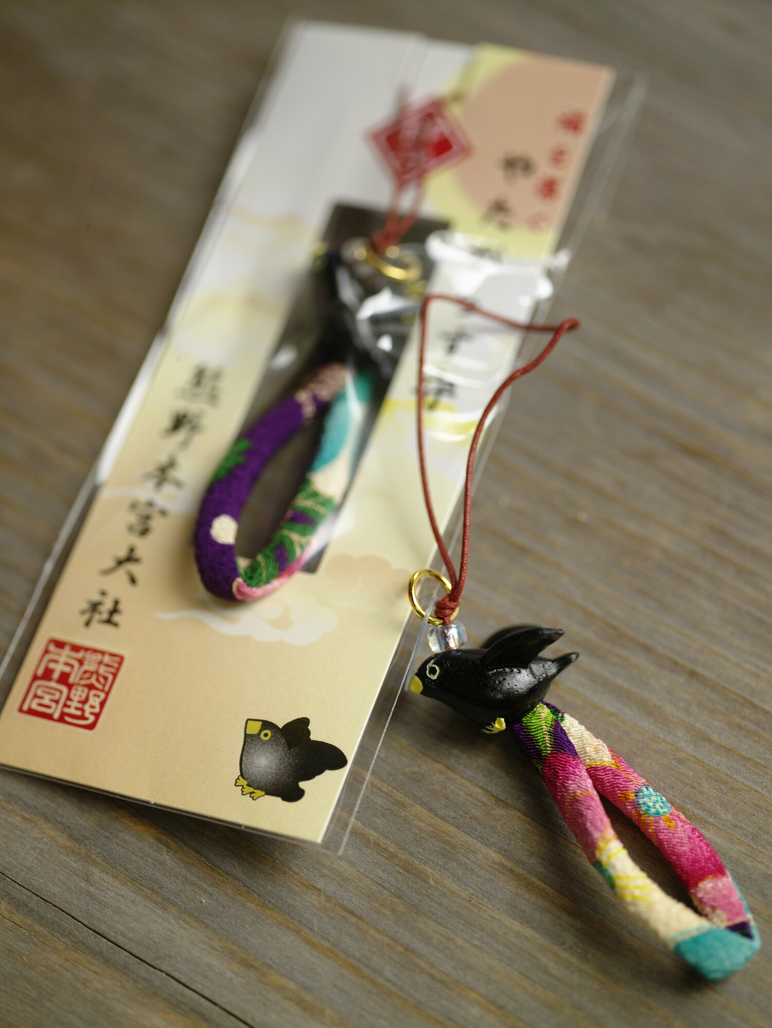 熊野本宮大社の「ヤタガラスの守」 ©BUNGEISHUNJU