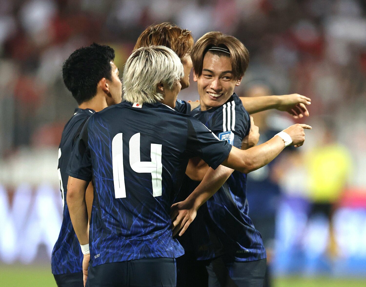 2点目を決めて祝福される上田　©JIJI PRESS