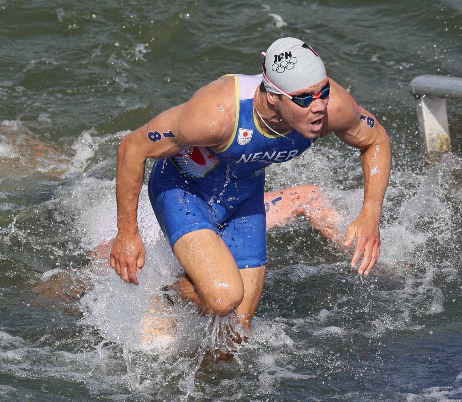 トライアスロン会場のセーヌ川を泳いだニナー賢治。水流の強さに苦しめられた　©JIJI PRESS