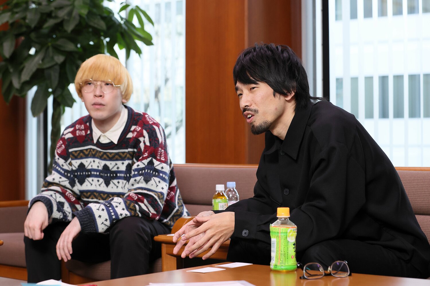 取材場所まではメガネ（テーブル手前）をかけてきた