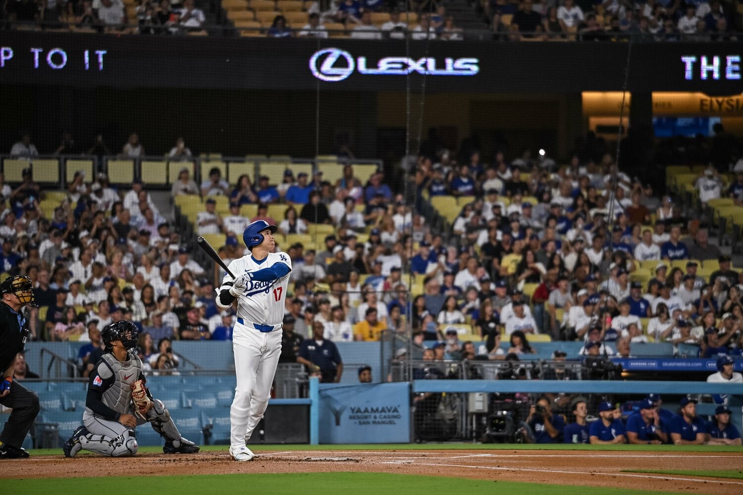 45号ホームランを放ち、打球の行方を見守る大谷 ©︎Nanae Suzuki