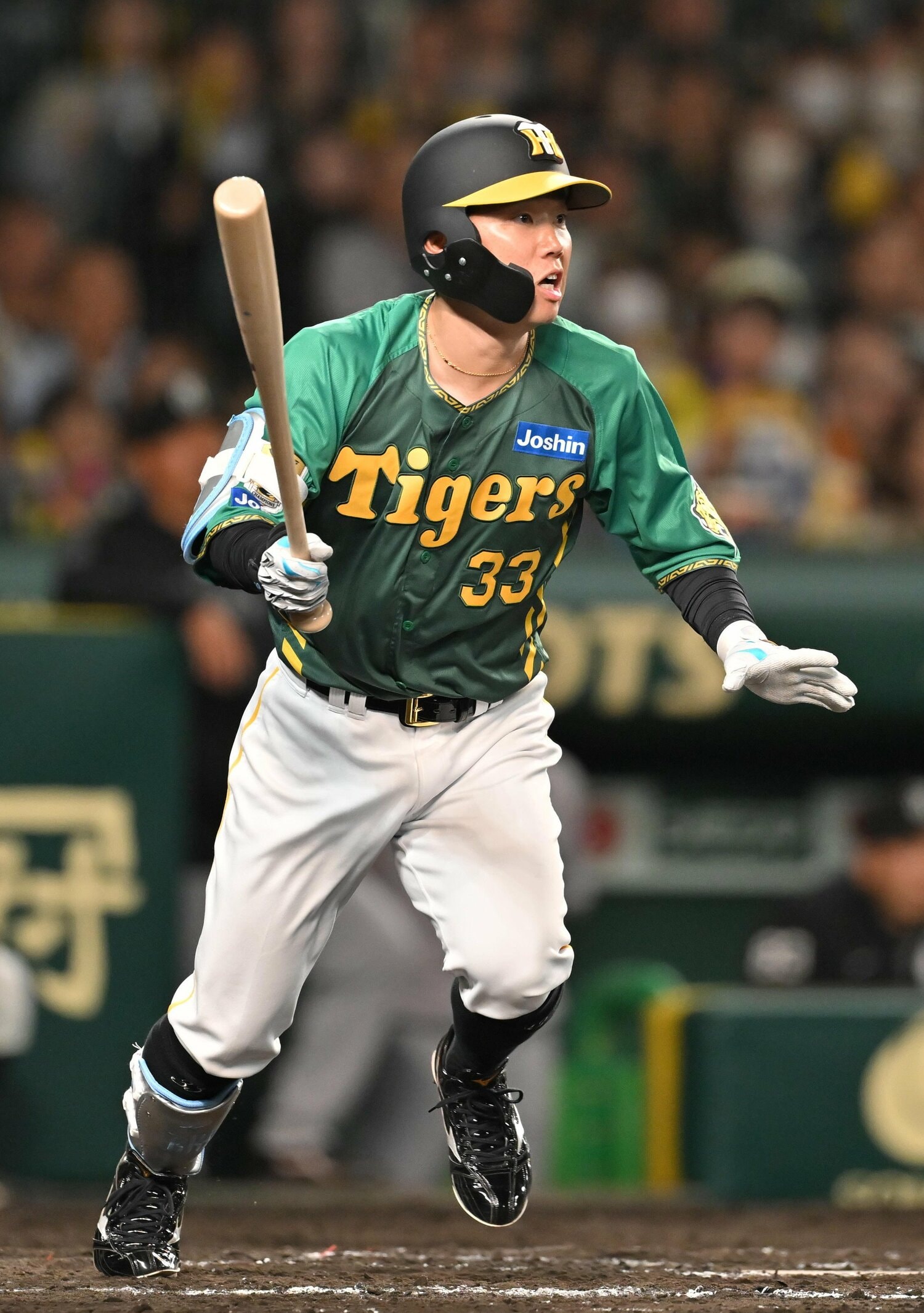 同点の犠牲フライを放った糸原。この日の先発は村上頌樹、7回1失点の好投だった　©JIJI PRESS