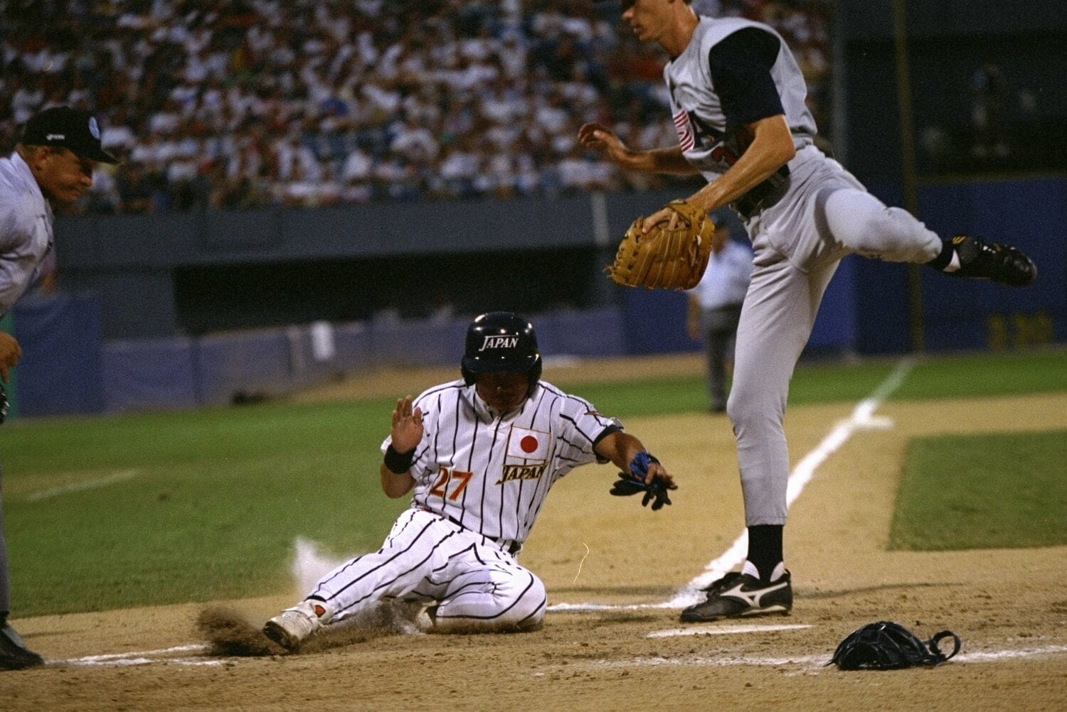 1996年、アトランタ五輪での「日米対決」。ホームに滑り込む谷佳知　©Getty Images