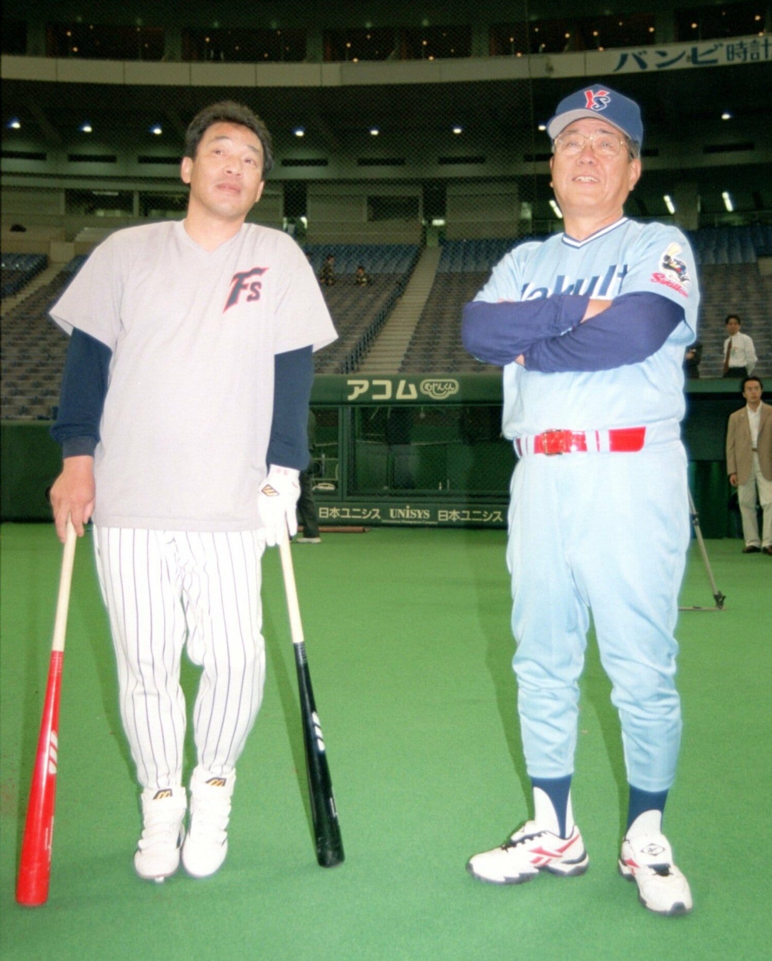 写真は1998年3月。オープン戦で談笑する日本ハム落合博満とヤクルト野村克也監督　©Sankei Shimbun