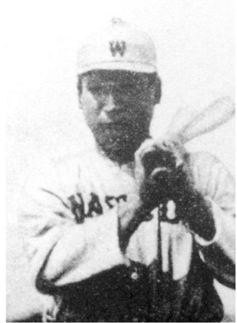 甲子園初の連覇(第7〜8回)を達成した和歌山中・主砲の井口新次郎 ©KYODO