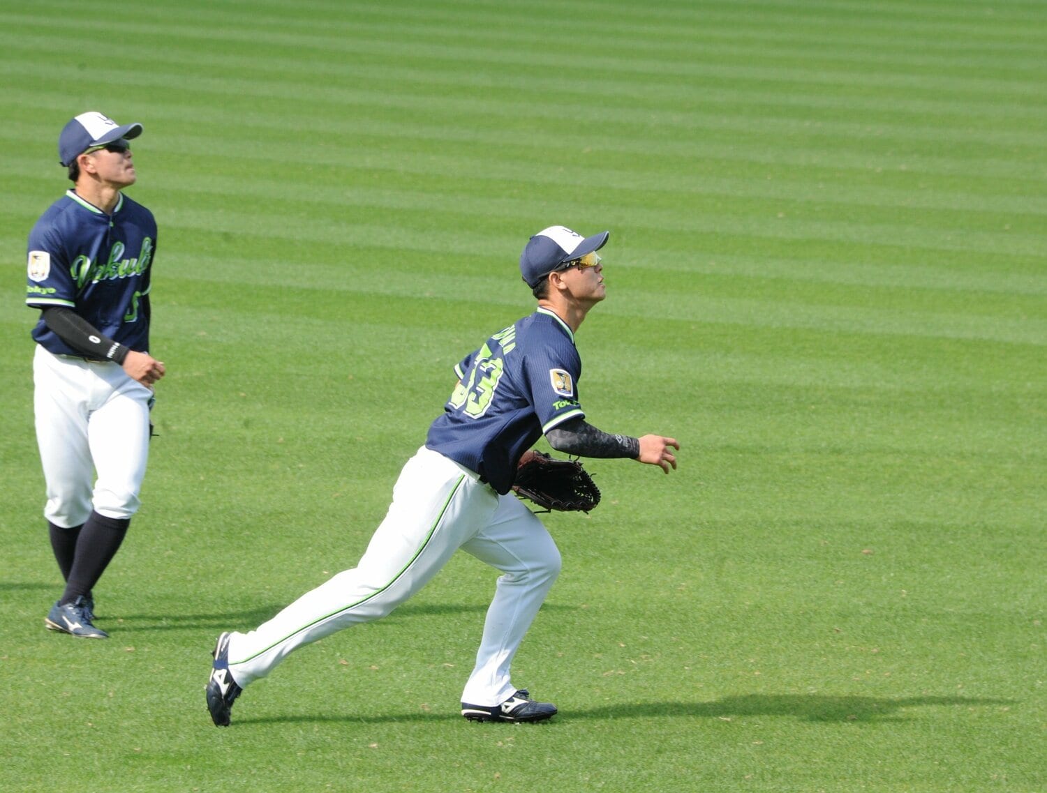 沖縄キャンプで外野の守備練習をする内山　©JIJI PRESS