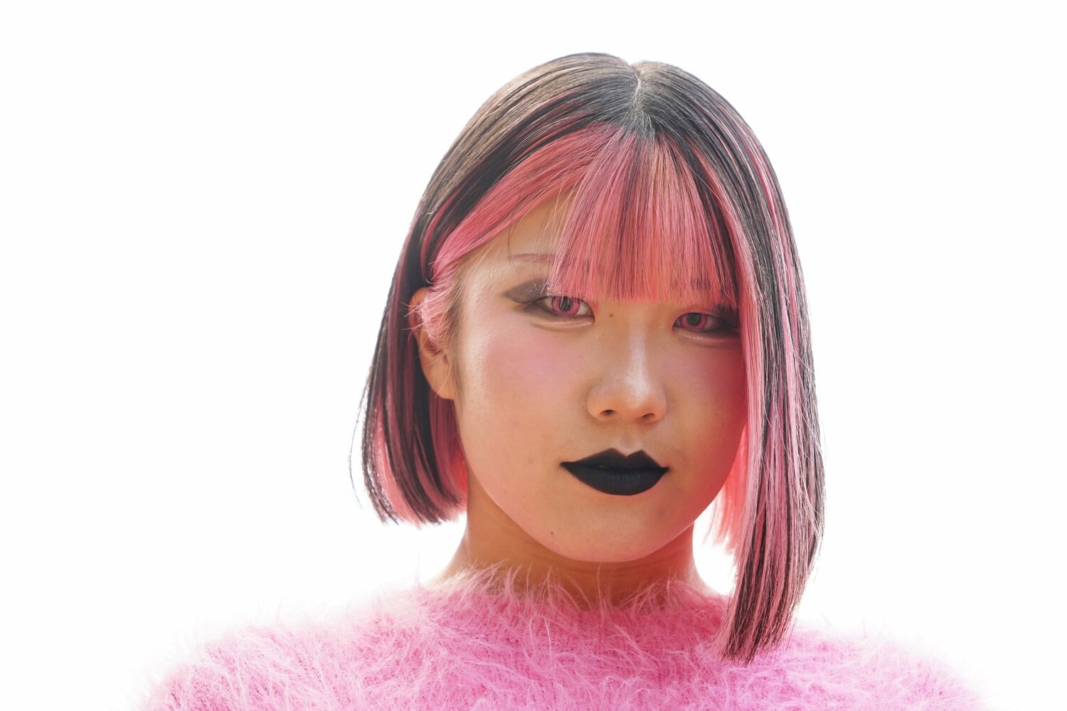 カメラを見つめる吏南（クリックすると他の写真もご覧になれます） ©Essei Hara