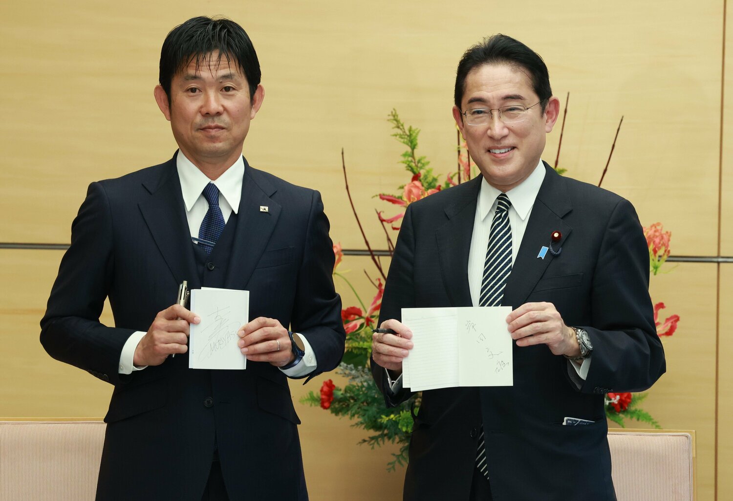 2022年12月、カタールW杯の後、岸田文雄首相と互いが愛用するノートを交換した森保監督　©JIJI PRESS