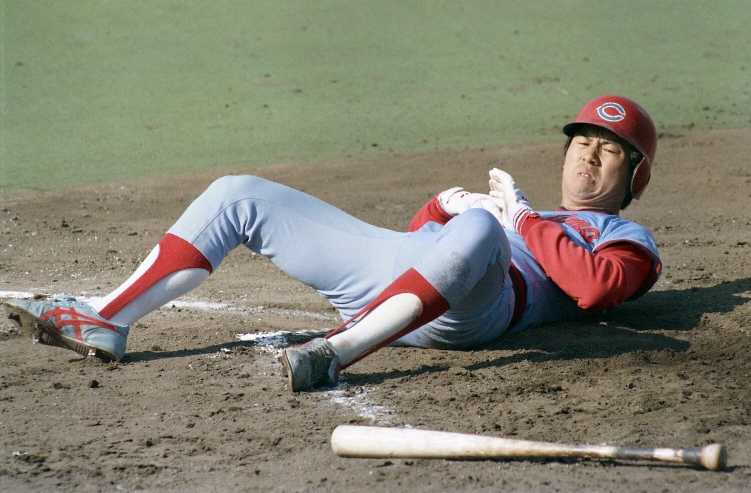  1986年、対西武との日本シリーズ第3戦。死球をアピールする達川光男 ©Sankei Shimbun