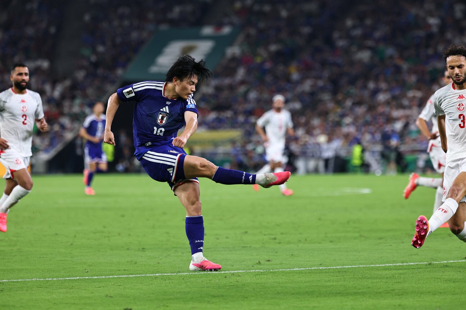 パスを出す素振りもなく右足を振り抜いた上田の胸中は…… ©Ryosuke Menju/JMPA