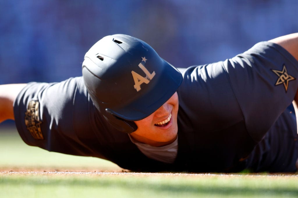 牽制アウトに苦笑する大谷　©Getty Images