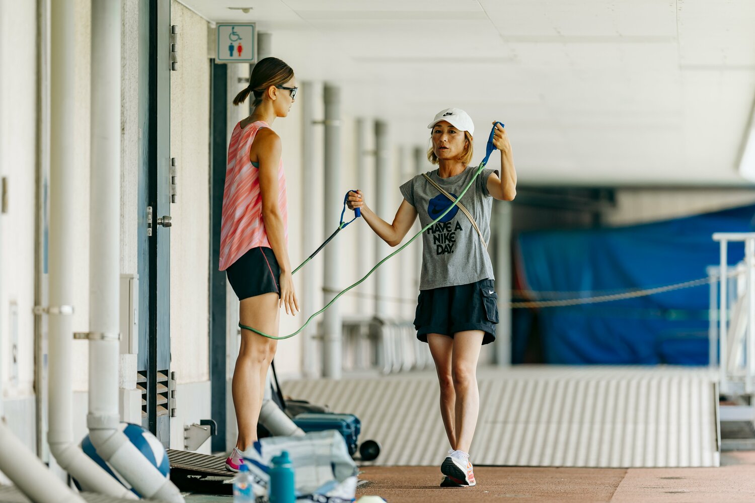 高橋を指導する醍醐コーチ。近年はフィジカル面の向上が顕著だという（2024年8月撮影）　©Kiichi Matsumoto
