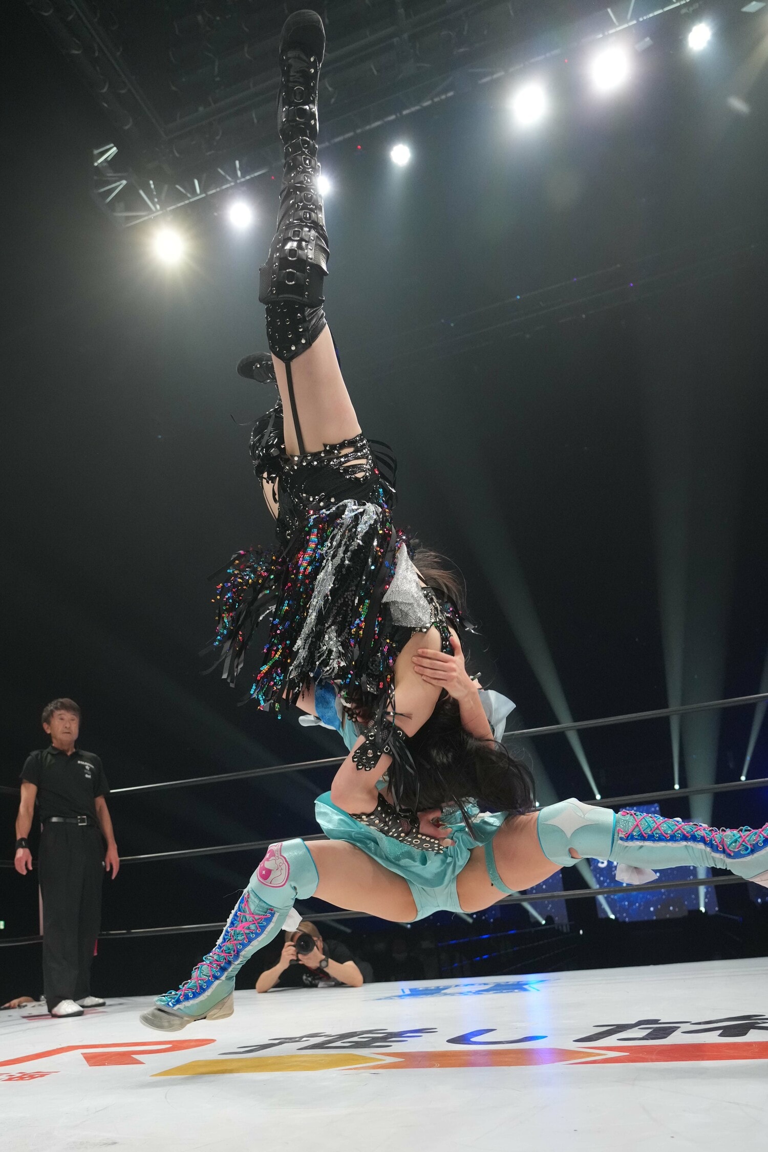 中野たむのバイオレットスクリュードライバーを上谷沙弥に決める玖麗さやか。3月15日、横浜武道館 ©Essei Hara