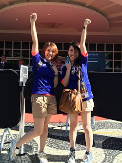 睡眠不足もなんのその！　チェックアウト直後のバドワイザー・ホテル前でパチリ。