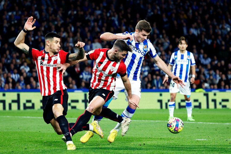 「“クボの疑惑PK”を写真で見ると」「日本代表ユニの少年も」ダービー熱狂のゴラッソ…映像で伝わりきらない“MVP久保建英”の英雄ぶり(32)