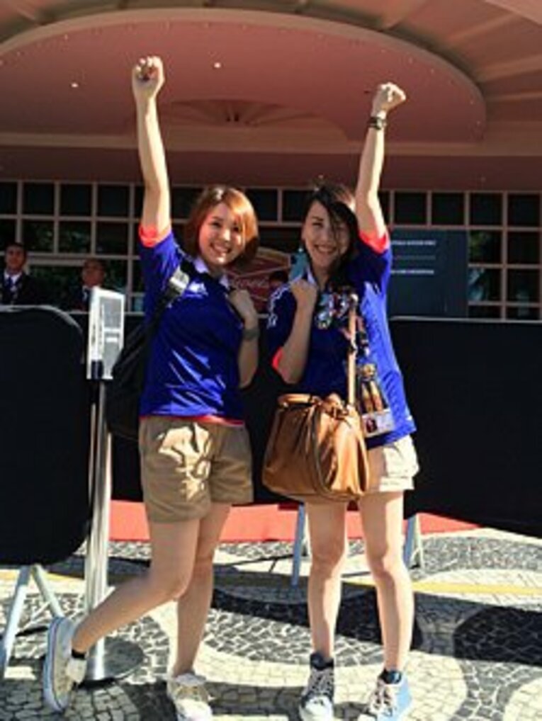 睡眠不足もなんのその！　チェックアウト直後のバドワイザー・ホテル前でパチリ。