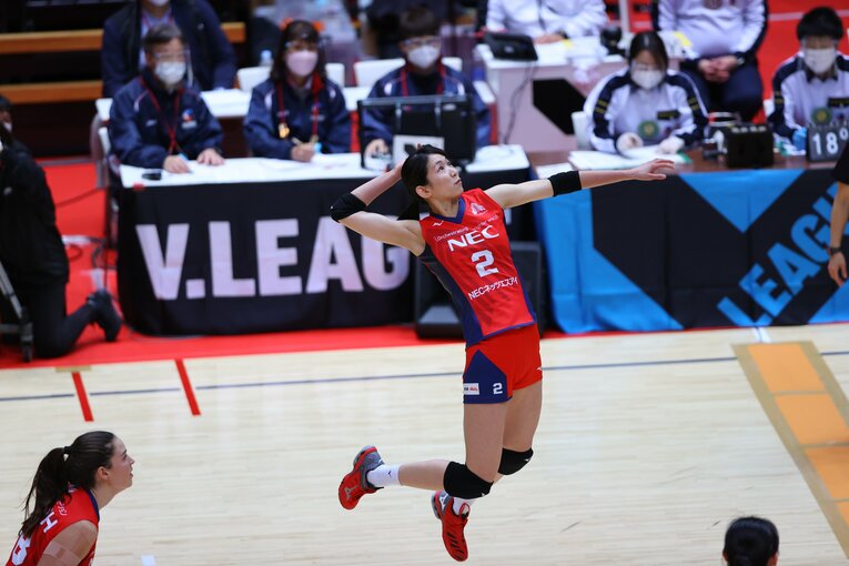 強烈なスパイクを放つ古賀紗理那　©︎NEC REDROCKETS