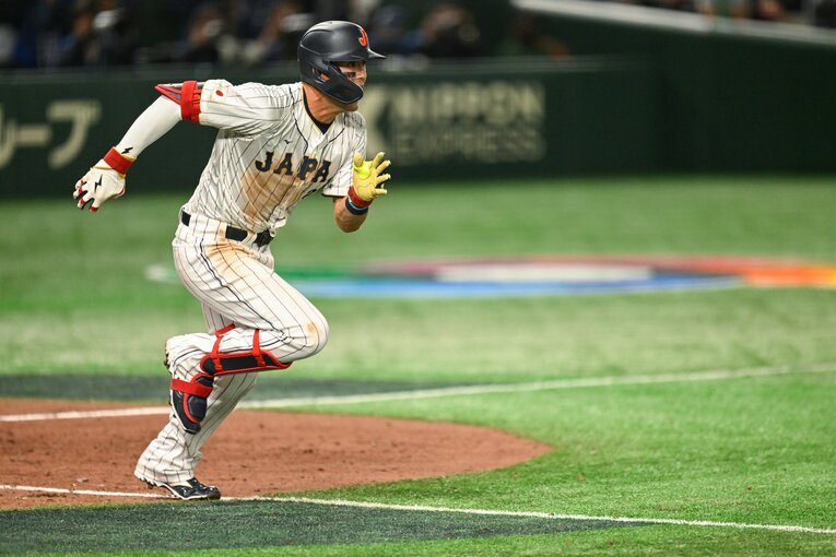 土まみれユニフォームで全力疾走　©Nanae Suzuki