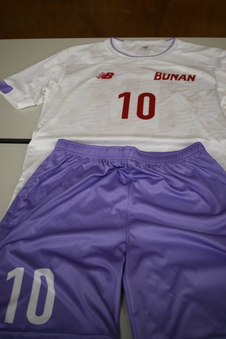 武南高校サッカー部のユニフォーム（筆者撮影）