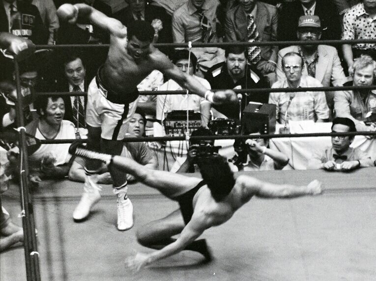 寝転がった状態から執拗にアリの足を狙い続けた猪木（2階席から撮影）