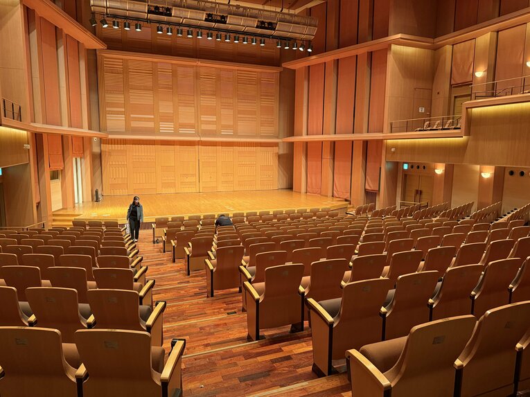 10月24日、ドラフト会議当日の様子（慶應大の会見場）　©Yuji Yanagawa