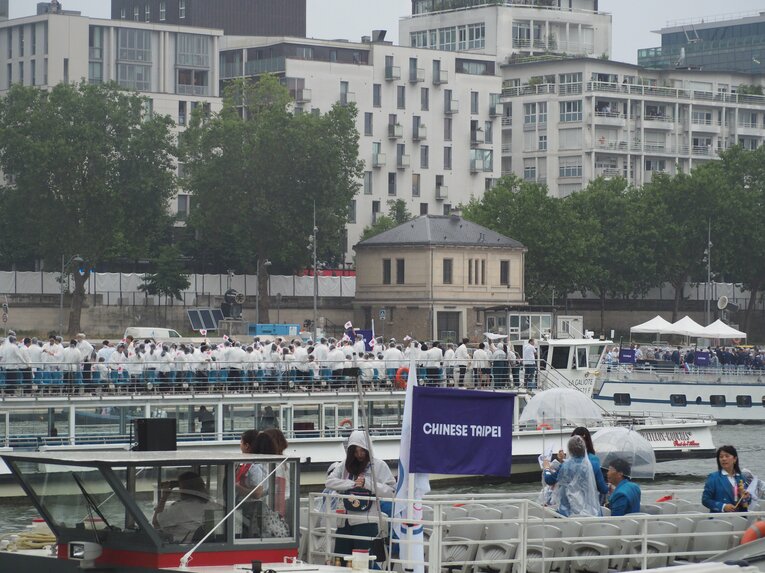 日本選手団を乗せた船。セーヌ川で世界各国の代表団の船とすれ違う　©Yu Saito