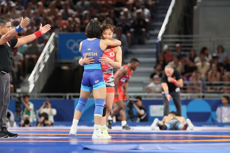 試合後、敗れた須崎優衣は勝者ビネシュを称えた　©Kaoru Watanabe/JMPA