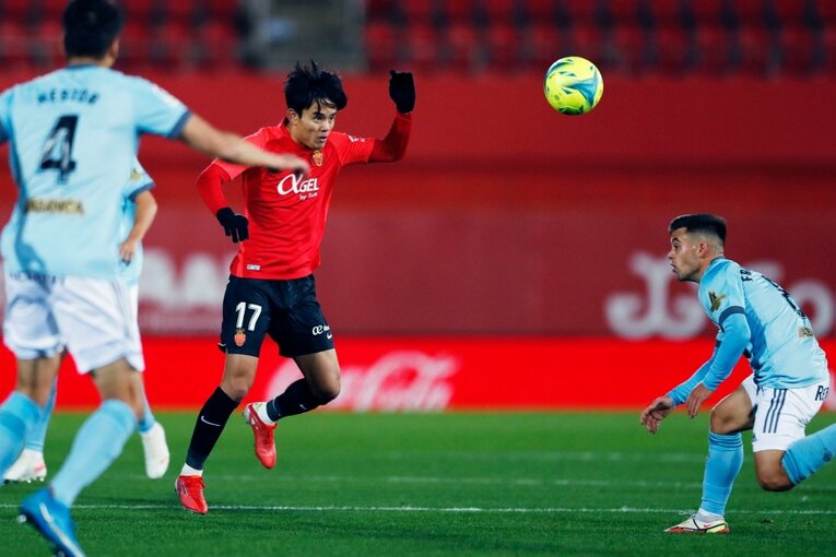 久保建英はなぜ“前節決勝点”なのに途中出場、ボールが回ってこなかったか… “試合展開と悪天候の不運”とは〈撮影者の視点〉(29)