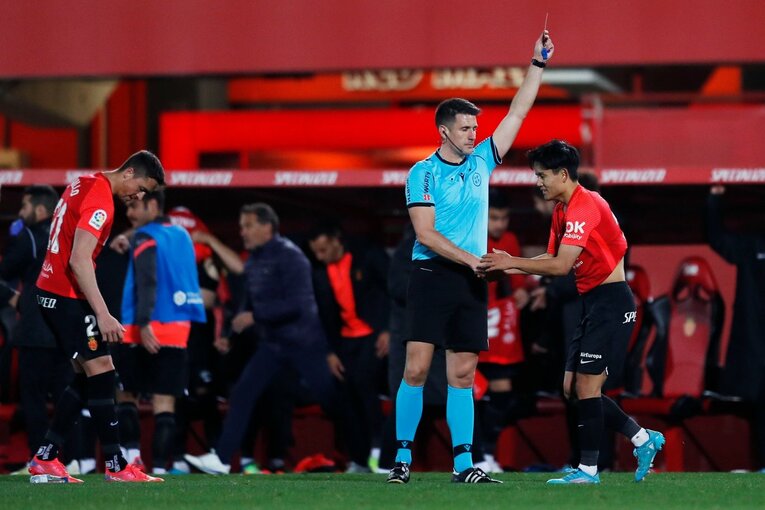 久保建英の“劇的決勝ゴール後に消えた疾走”は「客席に飛び込みたかったけど高すぎて無理」だった？《カメラマンが見た真相》(45)