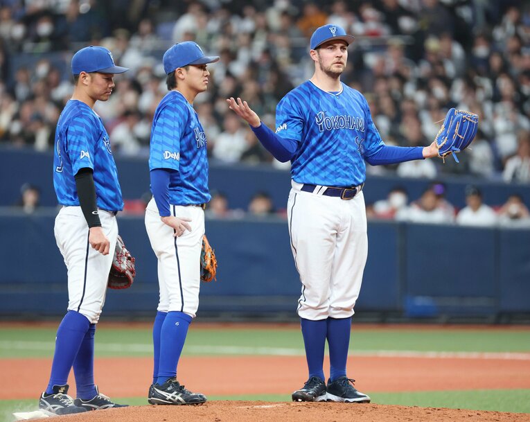 ボークを取られて「Why？」ポーズのバウアー　©JIJI PRESS