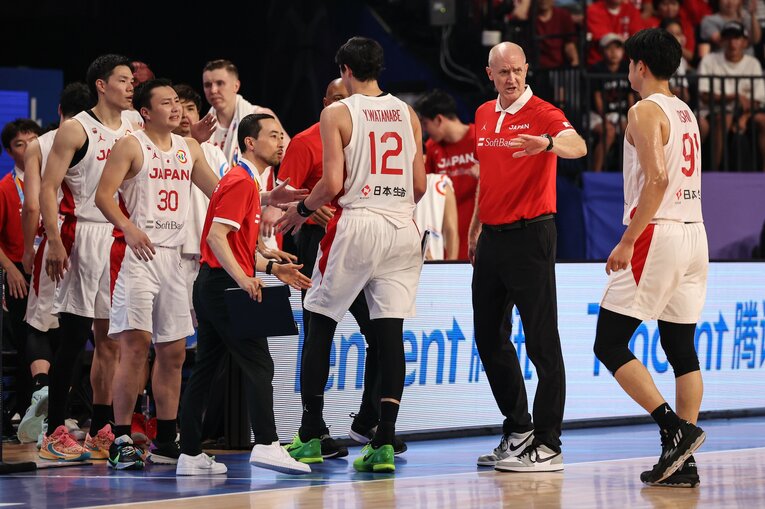 選手たちに言葉をかけるホーバスHC（2023年W杯）©︎Getty Images
