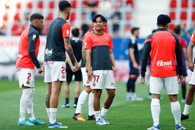 久保建英がGK姿？奇跡の残留に歓喜、“ズボンを抜いだお宝写真”も… 「苦しんだタケのリーガ3年目」をカメラマン視点で振り返る(10)