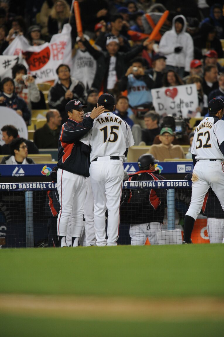 田中将大を迎える山田久志コーチ　©︎Naoya Sanuki