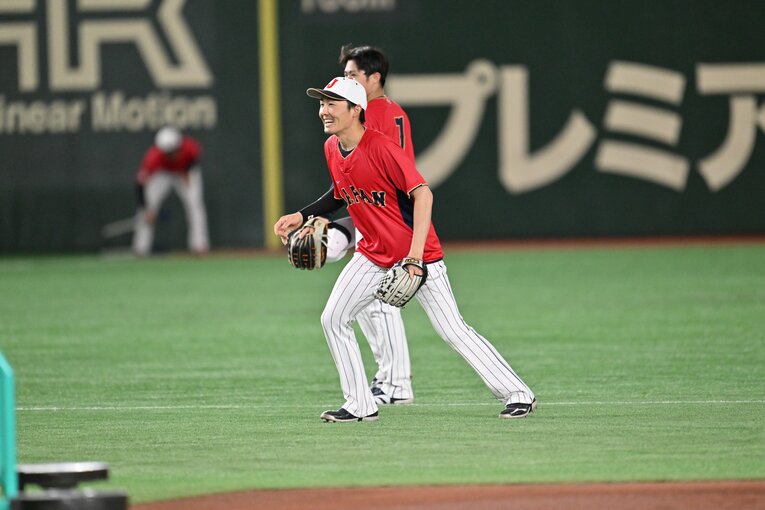 守備練習中は笑顔を見せていた源田　©︎Naoya Sanuki