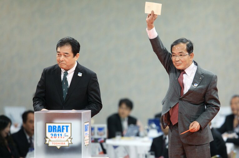 巨人入りを熱望していた菅野智之（東海大）だったが2011年のドラフトで日ハムが強行指名し、津田敏一球団社長がくじを当てた。左は巨人の清武英利代表 ／ photograph by JIJI PRESS