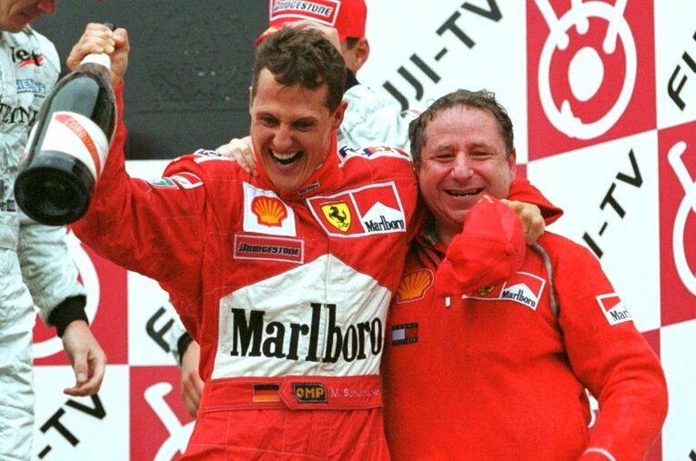 2000年の日本GPでタイトルを決めたフェラーリ時代のシューマッハ（左）とチーム代表のジャン・トッド。シューマッハはこの年から5連覇を果たす ／ photograph by Getty Images