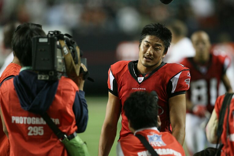 2007、2008年とアトランタ・ファルコンズのサマーキャンプに参加した木下　©Getty Images