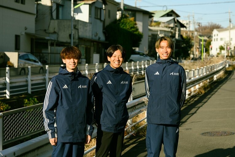 チームメンバーと。左から山平怜生、神野監督、中川雄太　©Ichisei Hiramatsu