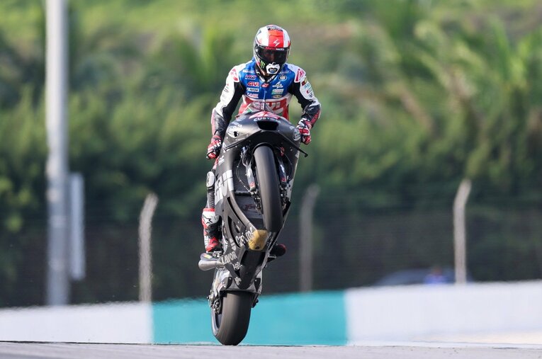 マレーシアテストで派手なウイリーを披露するアレックス・リンス　©Satoshi Endo