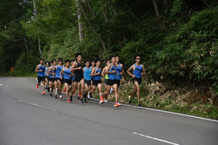 帝京大学駅伝部、ナゾの“はっぴ組”とは？ 「布団の上げ下ろし、食事の配膳もする」“バイト”ランナー(13) ／ photograph by Satoshi Wada