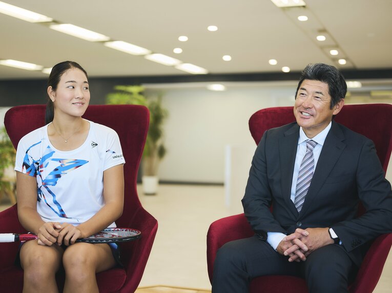 娘と一緒にインタビューに応じる石井琢朗　©Yuki Suenaga