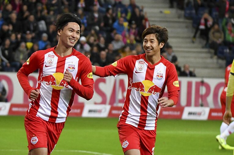 ザルツブルクで成長した南野拓実（左）と、今後の活躍が期待される奥川雅也。2人とも宮沢氏が通訳を担当した。 ／ photograph by Getty Images