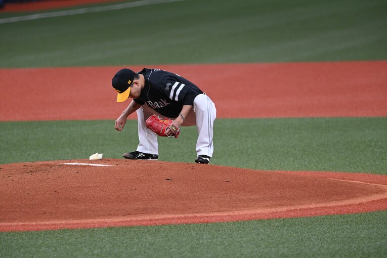 マウンド上でストレッチする千賀　(C)Naoya Sanuki