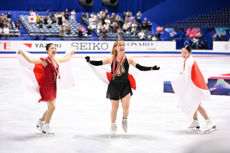 NHK杯は日本人女子が表彰台を独占。（右から）銀メダルの千葉百音、金メダルの坂本花織、銅メダルの青木祐奈　©︎Asami Enomoto