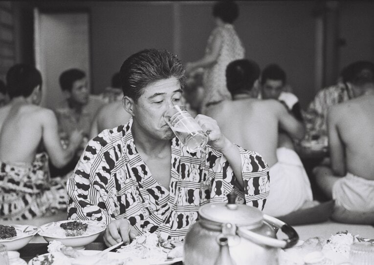 遠征先の旅館で（3/5）…阪急時代の西本幸雄監督　 ©BUNGEISHUNJU