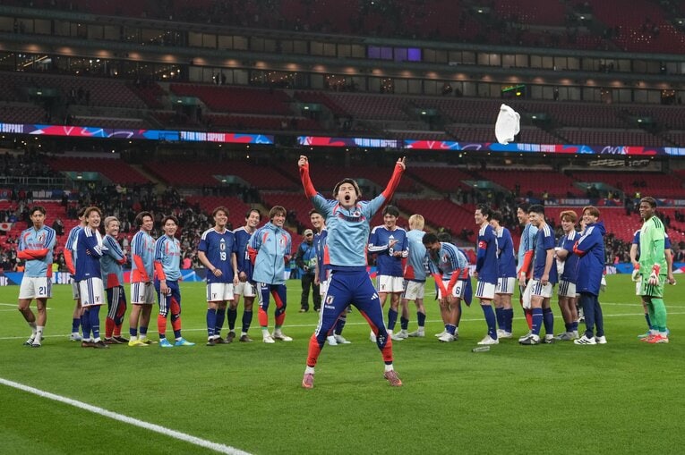 勝利したチームを盛り上げる橋岡大樹　©Masashi Hara