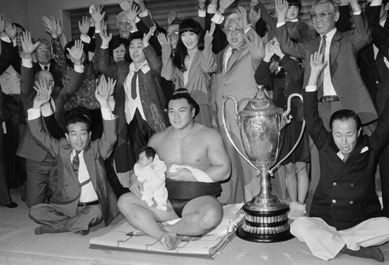 1989年の3月場所で優勝。3女とともに万歳三唱する千代の富士　©JIJI PRESS