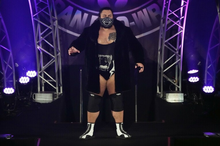 WWEに切られた男の逆襲…160キロの“空飛ぶ怪物”ジョナが『G1』本命オカダ・カズチカを圧殺「オレはデカすぎて、強すぎて、無敵すぎる」(7)